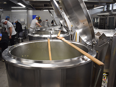 Prizma FM Zrt.: Közétkeztetés, munkahelyi étkeztetés, catering, B&I a Prizma Csoporttól. Önkiszolgáló éttermek, kávézók, room-service, rendezvények lebonyolítása. Közétkeztetésben a Junior Zrt.-Magyarország első gyermek-, diák- és munkahelyi étkeztetéssel foglalkozó vállalata- 2013 óta a Prizma Csoport tagja, mely az egészséges táplálkozást szívügyének tekinti, ezért szakértői csapata dietetikusokból, élelmezésvezetőkből, elkötelezett és képzett szakácsokból áll.